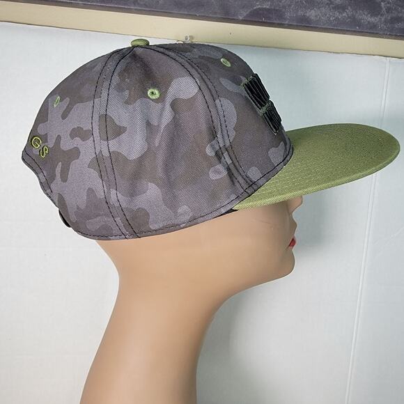 Six Flags Looney Tunes Grey Camo Snap Back Hat w/ Embroidered Taz - Picture 5 of 7